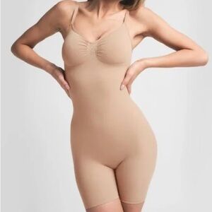 SKIMS Seamless Sculpt Mid Thigh Bodysuit Size XS NEW Adjustable Straps Butt Lift